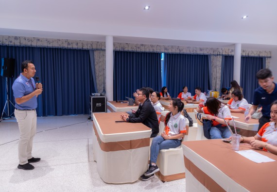 ภาพกิจกรรม  คณะวิทยาศาสตร์และเทคโนโลยี มหาวิทยาลัยราชภัฏกําแพงเพชร เข้าร่วมกิจกรรมการสัมมนาเชิงปฏิบัติการสร้างสรรค์สัมพันธ์ประสิทธิภาพของทีมงาน ในโครงการสัมมนาเชิงปฏิบัติการพัฒนาบุคลากร