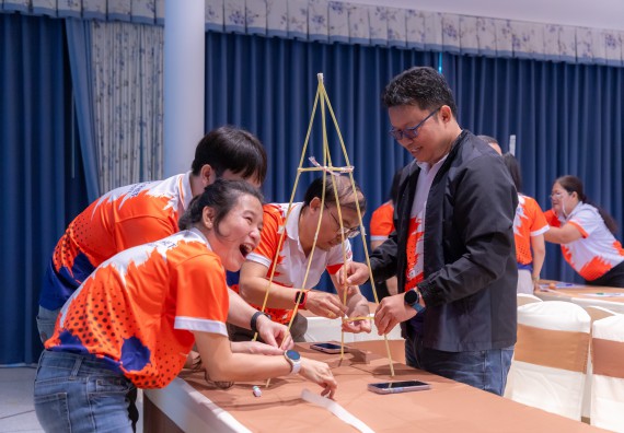 ภาพกิจกรรม  คณะวิทยาศาสตร์และเทคโนโลยี มหาวิทยาลัยราชภัฏกําแพงเพชร เข้าร่วมกิจกรรมการสัมมนาเชิงปฏิบัติการสร้างสรรค์สัมพันธ์ประสิทธิภาพของทีมงาน ในโครงการสัมมนาเชิงปฏิบัติการพัฒนาบุคลากร