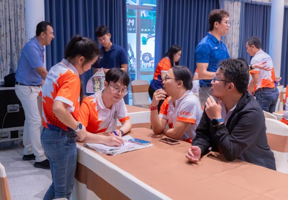 ภาพกิจกรรม  คณะวิทยาศาสตร์และเทคโนโลยี มหาวิทยาลัยราชภัฏกําแพงเพชร เข้าร่วมกิจกรรมการสัมมนาเชิงปฏิบัติการสร้างสรรค์สัมพันธ์ประสิทธิภาพของทีมงาน ในโครงการสัมมนาเชิงปฏิบัติการพัฒนาบุคลากร