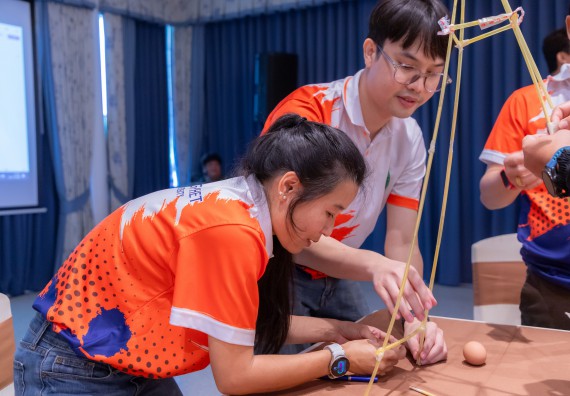 ภาพกิจกรรม  คณะวิทยาศาสตร์และเทคโนโลยี มหาวิทยาลัยราชภัฏกําแพงเพชร เข้าร่วมกิจกรรมการสัมมนาเชิงปฏิบัติการสร้างสรรค์สัมพันธ์ประสิทธิภาพของทีมงาน ในโครงการสัมมนาเชิงปฏิบัติการพัฒนาบุคลากร