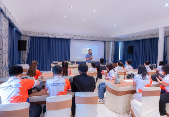 ภาพกิจกรรม  คณะวิทยาศาสตร์และเทคโนโลยี มหาวิทยาลัยราชภัฏกําแพงเพชร เข้าร่วมกิจกรรมการสัมมนาเชิงปฏิบัติการสร้างสรรค์สัมพันธ์ประสิทธิภาพของทีมงาน ในโครงการสัมมนาเชิงปฏิบัติการพัฒนาบุคลากร