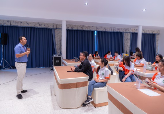 ภาพกิจกรรม  คณะวิทยาศาสตร์และเทคโนโลยี มหาวิทยาลัยราชภัฏกําแพงเพชร เข้าร่วมกิจกรรมการสัมมนาเชิงปฏิบัติการสร้างสรรค์สัมพันธ์ประสิทธิภาพของทีมงาน ในโครงการสัมมนาเชิงปฏิบัติการพัฒนาบุคลากร