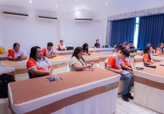 ภาพกิจกรรม  คณะวิทยาศาสตร์และเทคโนโลยี มหาวิทยาลัยราชภัฏกําแพงเพชร เข้าร่วมกิจกรรมการสัมมนาเชิงปฏิบัติการสร้างสรรค์สัมพันธ์ประสิทธิภาพของทีมงาน ในโครงการสัมมนาเชิงปฏิบัติการพัฒนาบุคลากร