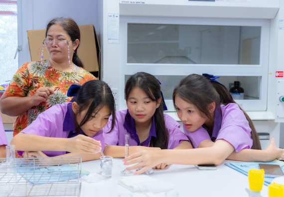 ภาพกิจกรรม คณะวิทยาศาสตร์และเทคโนโลยี มหาวิทยาลัยราชภัฏกำแพงเพชร ร่วมกับโรงเรียนคลองขลุงราษฎร์รังสรรค์ กำหนดจัดกิจกรรมค่ายบูรณาการวิทยาศาสตร์ คณิตศาสตร์และเทคโนโลยีเพื่อส่งเสริมนักเรียนในโครงการห้องเรียนพิเศษ (E-SMART) 