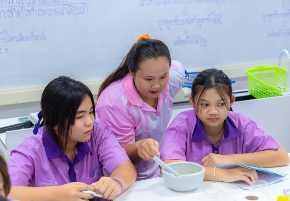 ภาพกิจกรรม คณะวิทยาศาสตร์และเทคโนโลยี มหาวิทยาลัยราชภัฏกำแพงเพชร ร่วมกับโรงเรียนคลองขลุงราษฎร์รังสรรค์ กำหนดจัดกิจกรรมค่ายบูรณาการวิทยาศาสตร์ คณิตศาสตร์และเทคโนโลยีเพื่อส่งเสริมนักเรียนในโครงการห้องเรียนพิเศษ (E-SMART) 