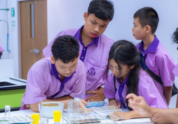 ภาพกิจกรรม คณะวิทยาศาสตร์และเทคโนโลยี มหาวิทยาลัยราชภัฏกำแพงเพชร ร่วมกับโรงเรียนคลองขลุงราษฎร์รังสรรค์ กำหนดจัดกิจกรรมค่ายบูรณาการวิทยาศาสตร์ คณิตศาสตร์และเทคโนโลยีเพื่อส่งเสริมนักเรียนในโครงการห้องเรียนพิเศษ (E-SMART) 