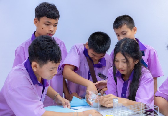 ภาพกิจกรรม คณะวิทยาศาสตร์และเทคโนโลยี มหาวิทยาลัยราชภัฏกำแพงเพชร ร่วมกับโรงเรียนคลองขลุงราษฎร์รังสรรค์ กำหนดจัดกิจกรรมค่ายบูรณาการวิทยาศาสตร์ คณิตศาสตร์และเทคโนโลยีเพื่อส่งเสริมนักเรียนในโครงการห้องเรียนพิเศษ (E-SMART) 