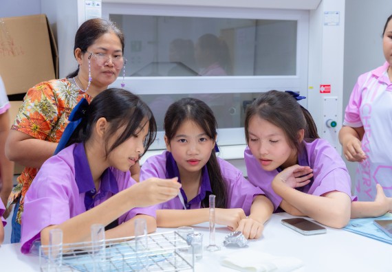 ภาพกิจกรรม คณะวิทยาศาสตร์และเทคโนโลยี มหาวิทยาลัยราชภัฏกำแพงเพชร ร่วมกับโรงเรียนคลองขลุงราษฎร์รังสรรค์ กำหนดจัดกิจกรรมค่ายบูรณาการวิทยาศาสตร์ คณิตศาสตร์และเทคโนโลยีเพื่อส่งเสริมนักเรียนในโครงการห้องเรียนพิเศษ (E-SMART) 