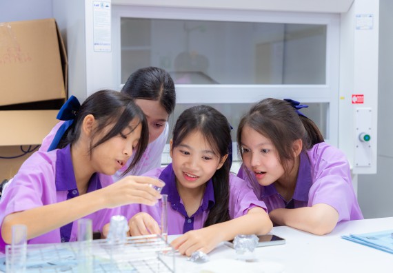 ภาพกิจกรรม คณะวิทยาศาสตร์และเทคโนโลยี มหาวิทยาลัยราชภัฏกำแพงเพชร ร่วมกับโรงเรียนคลองขลุงราษฎร์รังสรรค์ กำหนดจัดกิจกรรมค่ายบูรณาการวิทยาศาสตร์ คณิตศาสตร์และเทคโนโลยีเพื่อส่งเสริมนักเรียนในโครงการห้องเรียนพิเศษ (E-SMART) 