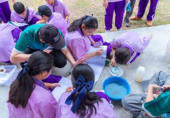 ภาพกิจกรรม คณะวิทยาศาสตร์และเทคโนโลยี มหาวิทยาลัยราชภัฏกำแพงเพชร ร่วมกับโรงเรียนคลองขลุงราษฎร์รังสรรค์ กำหนดจัดกิจกรรมค่ายบูรณาการวิทยาศาสตร์ คณิตศาสตร์และเทคโนโลยีเพื่อส่งเสริมนักเรียนในโครงการห้องเรียนพิเศษ (E-SMART) 