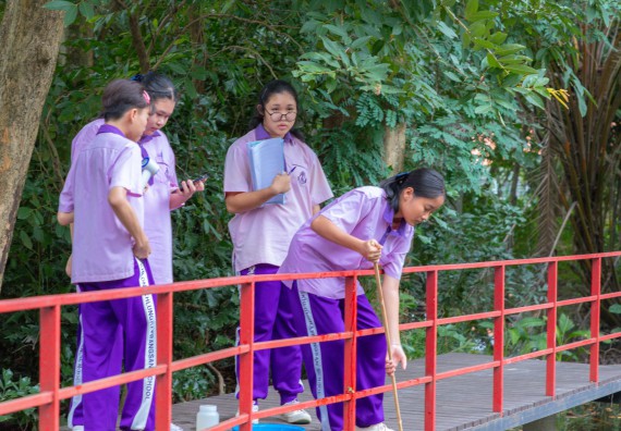 ภาพกิจกรรม คณะวิทยาศาสตร์และเทคโนโลยี มหาวิทยาลัยราชภัฏกำแพงเพชร ร่วมกับโรงเรียนคลองขลุงราษฎร์รังสรรค์ กำหนดจัดกิจกรรมค่ายบูรณาการวิทยาศาสตร์ คณิตศาสตร์และเทคโนโลยีเพื่อส่งเสริมนักเรียนในโครงการห้องเรียนพิเศษ (E-SMART) 