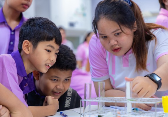 ภาพกิจกรรม คณะวิทยาศาสตร์และเทคโนโลยี มหาวิทยาลัยราชภัฏกำแพงเพชร ร่วมกับโรงเรียนคลองขลุงราษฎร์รังสรรค์ กำหนดจัดกิจกรรมค่ายบูรณาการวิทยาศาสตร์ คณิตศาสตร์และเทคโนโลยีเพื่อส่งเสริมนักเรียนในโครงการห้องเรียนพิเศษ (E-SMART) 