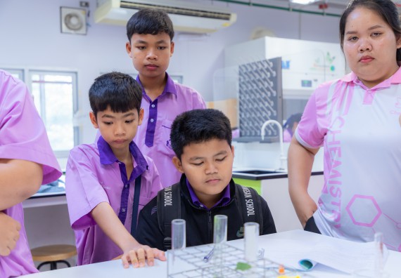 ภาพกิจกรรม คณะวิทยาศาสตร์และเทคโนโลยี มหาวิทยาลัยราชภัฏกำแพงเพชร ร่วมกับโรงเรียนคลองขลุงราษฎร์รังสรรค์ กำหนดจัดกิจกรรมค่ายบูรณาการวิทยาศาสตร์ คณิตศาสตร์และเทคโนโลยีเพื่อส่งเสริมนักเรียนในโครงการห้องเรียนพิเศษ (E-SMART) 