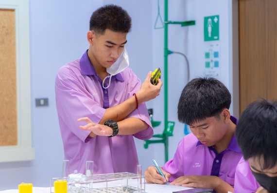 ภาพกิจกรรม คณะวิทยาศาสตร์และเทคโนโลยี มหาวิทยาลัยราชภัฏกำแพงเพชร ร่วมกับโรงเรียนคลองขลุงราษฎร์รังสรรค์ กำหนดจัดกิจกรรมค่ายบูรณาการวิทยาศาสตร์ คณิตศาสตร์และเทคโนโลยีเพื่อส่งเสริมนักเรียนในโครงการห้องเรียนพิเศษ (E-SMART) 