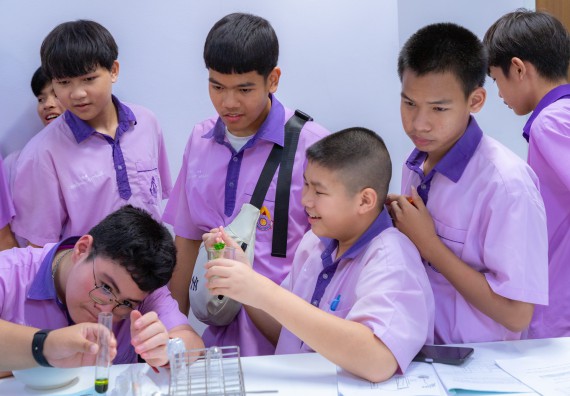 ภาพกิจกรรม คณะวิทยาศาสตร์และเทคโนโลยี มหาวิทยาลัยราชภัฏกำแพงเพชร ร่วมกับโรงเรียนคลองขลุงราษฎร์รังสรรค์ กำหนดจัดกิจกรรมค่ายบูรณาการวิทยาศาสตร์ คณิตศาสตร์และเทคโนโลยีเพื่อส่งเสริมนักเรียนในโครงการห้องเรียนพิเศษ (E-SMART) 