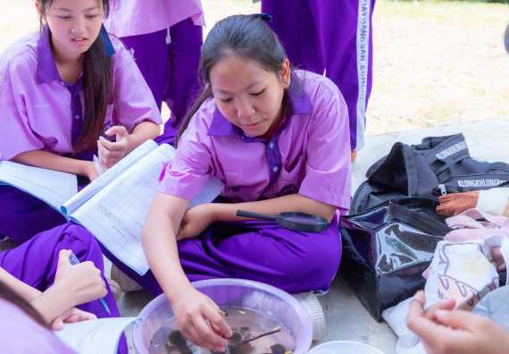 ภาพกิจกรรม คณะวิทยาศาสตร์และเทคโนโลยี มหาวิทยาลัยราชภัฏกำแพงเพชร ร่วมกับโรงเรียนคลองขลุงราษฎร์รังสรรค์ กำหนดจัดกิจกรรมค่ายบูรณาการวิทยาศาสตร์ คณิตศาสตร์และเทคโนโลยีเพื่อส่งเสริมนักเรียนในโครงการห้องเรียนพิเศษ (E-SMART) 