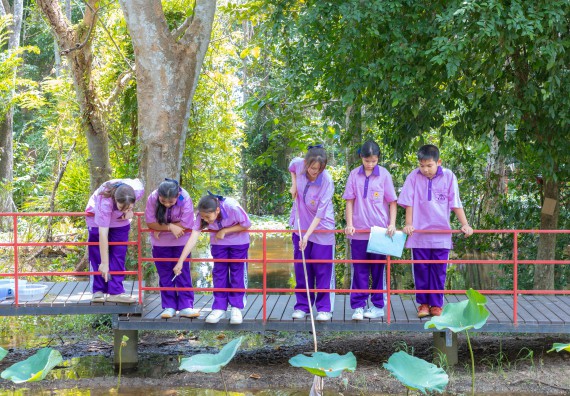 ภาพกิจกรรม คณะวิทยาศาสตร์และเทคโนโลยี มหาวิทยาลัยราชภัฏกำแพงเพชร ร่วมกับโรงเรียนคลองขลุงราษฎร์รังสรรค์ กำหนดจัดกิจกรรมค่ายบูรณาการวิทยาศาสตร์ คณิตศาสตร์และเทคโนโลยีเพื่อส่งเสริมนักเรียนในโครงการห้องเรียนพิเศษ (E-SMART) 