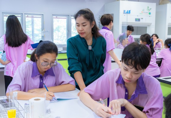 ภาพกิจกรรม คณะวิทยาศาสตร์และเทคโนโลยี มหาวิทยาลัยราชภัฏกำแพงเพชร ร่วมกับโรงเรียนคลองขลุงราษฎร์รังสรรค์ กำหนดจัดกิจกรรมค่ายบูรณาการวิทยาศาสตร์ คณิตศาสตร์และเทคโนโลยีเพื่อส่งเสริมนักเรียนในโครงการห้องเรียนพิเศษ (E-SMART) 