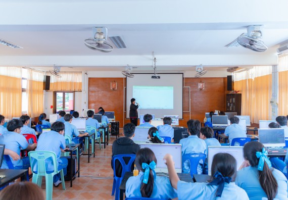 ภาพกิจกรรม  คณะวิทยาศาสตร์และเทคโนโลยี มหาวิทยาลัยราชภัฏกําแพงเพชร จัดกิจกรรมอบรมเชิงปฏิบัติการ เรื่อง การพัฒนาทักษะสะเต็ม ผ่าน Roblox ตามโครงการการพัฒนานวัตกรรมด้านสะเต็ม
