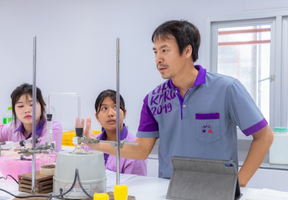 ภาพกิจกรรม คณะวิทยาศาสตร์และเทคโนโลยี มหาวิทยาลัยราชภัฏกำแพงเพชร ร่วมกับโรงเรียนคลองขลุงราษฎร์รังสรรค์ กำหนดจัดกิจกรรมค่ายบูรณาการวิทยาศาสตร์ คณิตศาสตร์และเทคโนโลยีเพื่อส่งเสริมนักเรียนในโครงการห้องเรียนพิเศษ (E-SMART) 