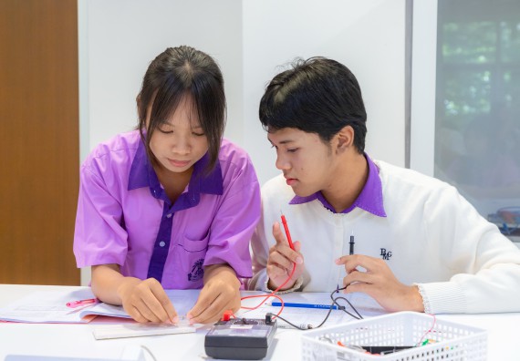 ภาพกิจกรรม คณะวิทยาศาสตร์และเทคโนโลยี มหาวิทยาลัยราชภัฏกำแพงเพชร ร่วมกับโรงเรียนคลองขลุงราษฎร์รังสรรค์ กำหนดจัดกิจกรรมค่ายบูรณาการวิทยาศาสตร์ คณิตศาสตร์และเทคโนโลยีเพื่อส่งเสริมนักเรียนในโครงการห้องเรียนพิเศษ (E-SMART) 