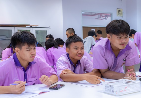 ภาพกิจกรรม คณะวิทยาศาสตร์และเทคโนโลยี มหาวิทยาลัยราชภัฏกำแพงเพชร ร่วมกับโรงเรียนคลองขลุงราษฎร์รังสรรค์ กำหนดจัดกิจกรรมค่ายบูรณาการวิทยาศาสตร์ คณิตศาสตร์และเทคโนโลยีเพื่อส่งเสริมนักเรียนในโครงการห้องเรียนพิเศษ (E-SMART) 