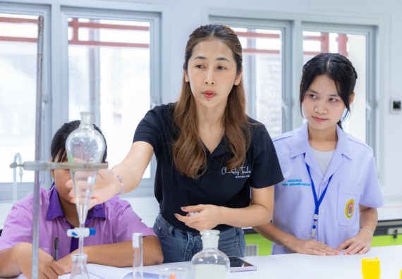 ภาพกิจกรรม คณะวิทยาศาสตร์และเทคโนโลยี มหาวิทยาลัยราชภัฏกำแพงเพชร ร่วมกับโรงเรียนคลองขลุงราษฎร์รังสรรค์ กำหนดจัดกิจกรรมค่ายบูรณาการวิทยาศาสตร์ คณิตศาสตร์และเทคโนโลยีเพื่อส่งเสริมนักเรียนในโครงการห้องเรียนพิเศษ (E-SMART) 