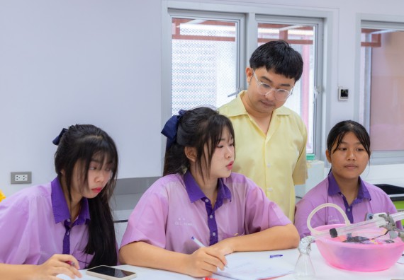 ภาพกิจกรรม คณะวิทยาศาสตร์และเทคโนโลยี มหาวิทยาลัยราชภัฏกำแพงเพชร ร่วมกับโรงเรียนคลองขลุงราษฎร์รังสรรค์ กำหนดจัดกิจกรรมค่ายบูรณาการวิทยาศาสตร์ คณิตศาสตร์และเทคโนโลยีเพื่อส่งเสริมนักเรียนในโครงการห้องเรียนพิเศษ (E-SMART) 