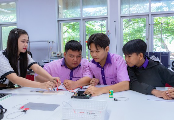 ภาพกิจกรรม คณะวิทยาศาสตร์และเทคโนโลยี มหาวิทยาลัยราชภัฏกำแพงเพชร ร่วมกับโรงเรียนคลองขลุงราษฎร์รังสรรค์ กำหนดจัดกิจกรรมค่ายบูรณาการวิทยาศาสตร์ คณิตศาสตร์และเทคโนโลยีเพื่อส่งเสริมนักเรียนในโครงการห้องเรียนพิเศษ (E-SMART) 