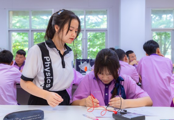 ภาพกิจกรรม คณะวิทยาศาสตร์และเทคโนโลยี มหาวิทยาลัยราชภัฏกำแพงเพชร ร่วมกับโรงเรียนคลองขลุงราษฎร์รังสรรค์ กำหนดจัดกิจกรรมค่ายบูรณาการวิทยาศาสตร์ คณิตศาสตร์และเทคโนโลยีเพื่อส่งเสริมนักเรียนในโครงการห้องเรียนพิเศษ (E-SMART) 