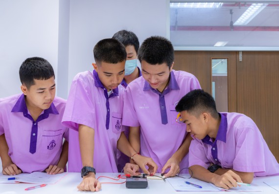 ภาพกิจกรรม คณะวิทยาศาสตร์และเทคโนโลยี มหาวิทยาลัยราชภัฏกำแพงเพชร ร่วมกับโรงเรียนคลองขลุงราษฎร์รังสรรค์ กำหนดจัดกิจกรรมค่ายบูรณาการวิทยาศาสตร์ คณิตศาสตร์และเทคโนโลยีเพื่อส่งเสริมนักเรียนในโครงการห้องเรียนพิเศษ (E-SMART) 