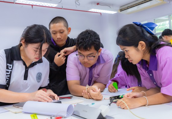 ภาพกิจกรรม คณะวิทยาศาสตร์และเทคโนโลยี มหาวิทยาลัยราชภัฏกำแพงเพชร ร่วมกับโรงเรียนคลองขลุงราษฎร์รังสรรค์ กำหนดจัดกิจกรรมค่ายบูรณาการวิทยาศาสตร์ คณิตศาสตร์และเทคโนโลยีเพื่อส่งเสริมนักเรียนในโครงการห้องเรียนพิเศษ (E-SMART) 