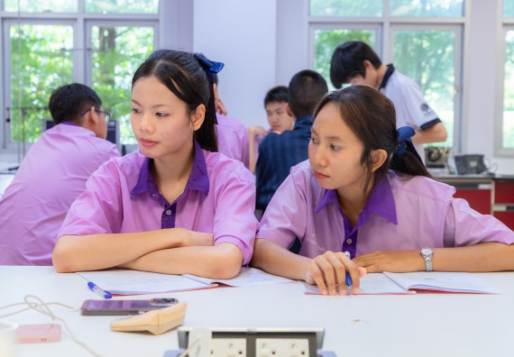 ภาพกิจกรรม คณะวิทยาศาสตร์และเทคโนโลยี มหาวิทยาลัยราชภัฏกำแพงเพชร ร่วมกับโรงเรียนคลองขลุงราษฎร์รังสรรค์ กำหนดจัดกิจกรรมค่ายบูรณาการวิทยาศาสตร์ คณิตศาสตร์และเทคโนโลยีเพื่อส่งเสริมนักเรียนในโครงการห้องเรียนพิเศษ (E-SMART) 