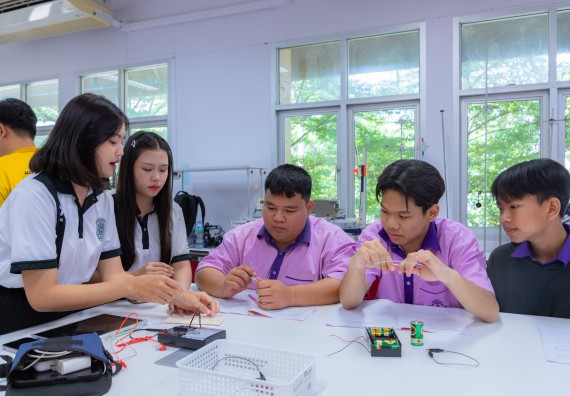 ภาพกิจกรรม คณะวิทยาศาสตร์และเทคโนโลยี มหาวิทยาลัยราชภัฏกำแพงเพชร ร่วมกับโรงเรียนคลองขลุงราษฎร์รังสรรค์ กำหนดจัดกิจกรรมค่ายบูรณาการวิทยาศาสตร์ คณิตศาสตร์และเทคโนโลยีเพื่อส่งเสริมนักเรียนในโครงการห้องเรียนพิเศษ (E-SMART) 