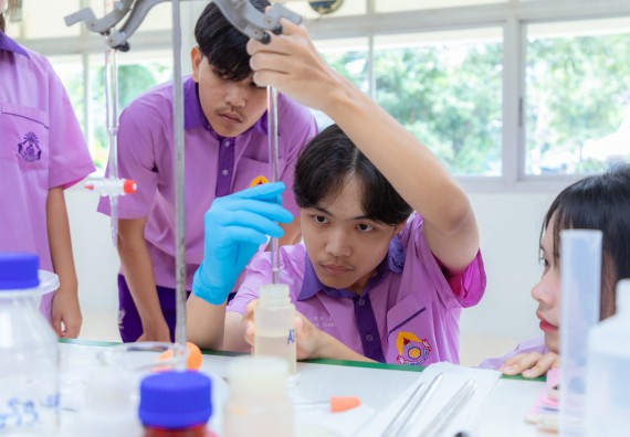 ภาพกิจกรรม คณะวิทยาศาสตร์และเทคโนโลยี มหาวิทยาลัยราชภัฏกำแพงเพชร ร่วมกับโรงเรียนคลองขลุงราษฎร์รังสรรค์ กำหนดจัดกิจกรรมค่ายบูรณาการวิทยาศาสตร์ คณิตศาสตร์และเทคโนโลยีเพื่อส่งเสริมนักเรียนในโครงการห้องเรียนพิเศษ (E-SMART) 