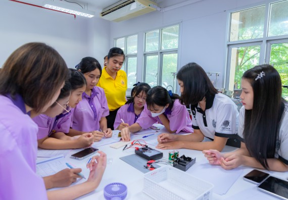 ภาพกิจกรรม คณะวิทยาศาสตร์และเทคโนโลยี มหาวิทยาลัยราชภัฏกำแพงเพชร ร่วมกับโรงเรียนคลองขลุงราษฎร์รังสรรค์ กำหนดจัดกิจกรรมค่ายบูรณาการวิทยาศาสตร์ คณิตศาสตร์และเทคโนโลยีเพื่อส่งเสริมนักเรียนในโครงการห้องเรียนพิเศษ (E-SMART) 