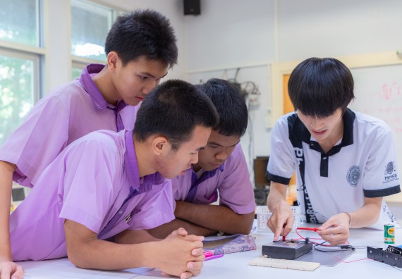 ภาพกิจกรรม คณะวิทยาศาสตร์และเทคโนโลยี มหาวิทยาลัยราชภัฏกำแพงเพชร ร่วมกับโรงเรียนคลองขลุงราษฎร์รังสรรค์ กำหนดจัดกิจกรรมค่ายบูรณาการวิทยาศาสตร์ คณิตศาสตร์และเทคโนโลยีเพื่อส่งเสริมนักเรียนในโครงการห้องเรียนพิเศษ (E-SMART) 