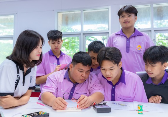 ภาพกิจกรรม คณะวิทยาศาสตร์และเทคโนโลยี มหาวิทยาลัยราชภัฏกำแพงเพชร ร่วมกับโรงเรียนคลองขลุงราษฎร์รังสรรค์ กำหนดจัดกิจกรรมค่ายบูรณาการวิทยาศาสตร์ คณิตศาสตร์และเทคโนโลยีเพื่อส่งเสริมนักเรียนในโครงการห้องเรียนพิเศษ (E-SMART) 