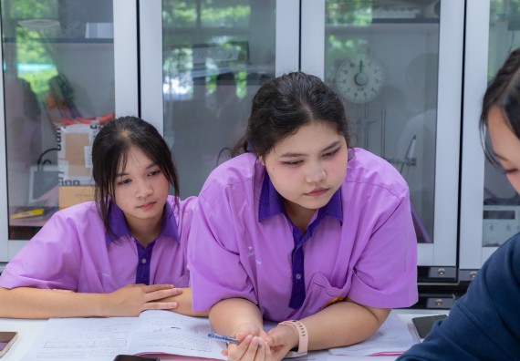 ภาพกิจกรรม คณะวิทยาศาสตร์และเทคโนโลยี มหาวิทยาลัยราชภัฏกำแพงเพชร ร่วมกับโรงเรียนคลองขลุงราษฎร์รังสรรค์ กำหนดจัดกิจกรรมค่ายบูรณาการวิทยาศาสตร์ คณิตศาสตร์และเทคโนโลยีเพื่อส่งเสริมนักเรียนในโครงการห้องเรียนพิเศษ (E-SMART) 