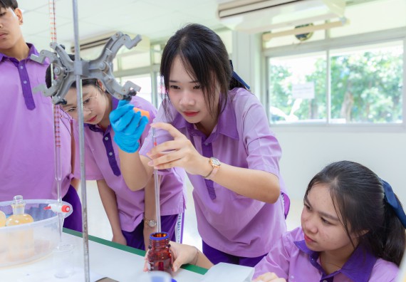 ภาพกิจกรรม คณะวิทยาศาสตร์และเทคโนโลยี มหาวิทยาลัยราชภัฏกำแพงเพชร ร่วมกับโรงเรียนคลองขลุงราษฎร์รังสรรค์ กำหนดจัดกิจกรรมค่ายบูรณาการวิทยาศาสตร์ คณิตศาสตร์และเทคโนโลยีเพื่อส่งเสริมนักเรียนในโครงการห้องเรียนพิเศษ (E-SMART) 