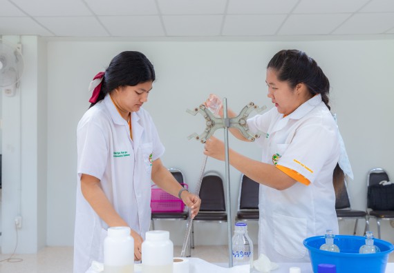 ภาพกิจกรรม คณะวิทยาศาสตร์และเทคโนโลยี มหาวิทยาลัยราชภัฏกำแพงเพชร ร่วมกับโรงเรียนคลองขลุงราษฎร์รังสรรค์ กำหนดจัดกิจกรรมค่ายบูรณาการวิทยาศาสตร์ คณิตศาสตร์และเทคโนโลยีเพื่อส่งเสริมนักเรียนในโครงการห้องเรียนพิเศษ (E-SMART) 