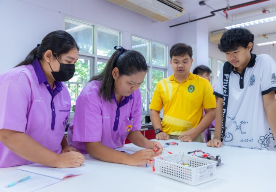 ภาพกิจกรรม คณะวิทยาศาสตร์และเทคโนโลยี มหาวิทยาลัยราชภัฏกำแพงเพชร ร่วมกับโรงเรียนคลองขลุงราษฎร์รังสรรค์ กำหนดจัดกิจกรรมค่ายบูรณาการวิทยาศาสตร์ คณิตศาสตร์และเทคโนโลยีเพื่อส่งเสริมนักเรียนในโครงการห้องเรียนพิเศษ (E-SMART) 