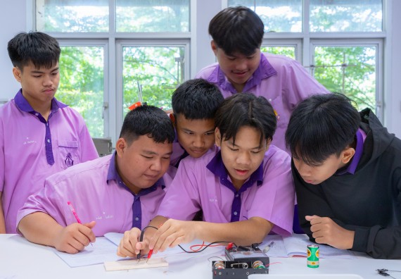 ภาพกิจกรรม คณะวิทยาศาสตร์และเทคโนโลยี มหาวิทยาลัยราชภัฏกำแพงเพชร ร่วมกับโรงเรียนคลองขลุงราษฎร์รังสรรค์ กำหนดจัดกิจกรรมค่ายบูรณาการวิทยาศาสตร์ คณิตศาสตร์และเทคโนโลยีเพื่อส่งเสริมนักเรียนในโครงการห้องเรียนพิเศษ (E-SMART) 