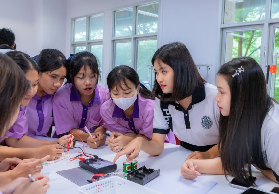 ภาพกิจกรรม คณะวิทยาศาสตร์และเทคโนโลยี มหาวิทยาลัยราชภัฏกำแพงเพชร ร่วมกับโรงเรียนคลองขลุงราษฎร์รังสรรค์ กำหนดจัดกิจกรรมค่ายบูรณาการวิทยาศาสตร์ คณิตศาสตร์และเทคโนโลยีเพื่อส่งเสริมนักเรียนในโครงการห้องเรียนพิเศษ (E-SMART) 