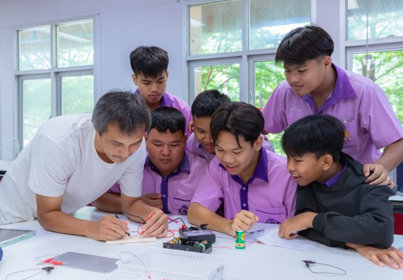 ภาพกิจกรรม คณะวิทยาศาสตร์และเทคโนโลยี มหาวิทยาลัยราชภัฏกำแพงเพชร ร่วมกับโรงเรียนคลองขลุงราษฎร์รังสรรค์ กำหนดจัดกิจกรรมค่ายบูรณาการวิทยาศาสตร์ คณิตศาสตร์และเทคโนโลยีเพื่อส่งเสริมนักเรียนในโครงการห้องเรียนพิเศษ (E-SMART) 