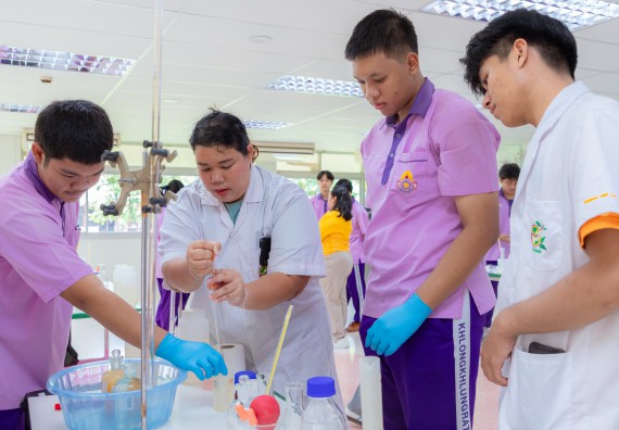 ภาพกิจกรรม คณะวิทยาศาสตร์และเทคโนโลยี มหาวิทยาลัยราชภัฏกำแพงเพชร ร่วมกับโรงเรียนคลองขลุงราษฎร์รังสรรค์ กำหนดจัดกิจกรรมค่ายบูรณาการวิทยาศาสตร์ คณิตศาสตร์และเทคโนโลยีเพื่อส่งเสริมนักเรียนในโครงการห้องเรียนพิเศษ (E-SMART) 