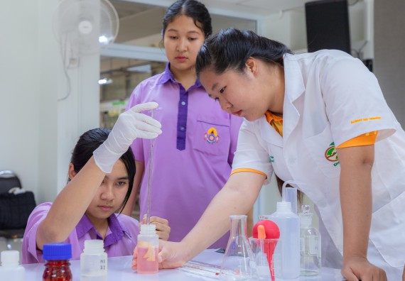 ภาพกิจกรรม คณะวิทยาศาสตร์และเทคโนโลยี มหาวิทยาลัยราชภัฏกำแพงเพชร ร่วมกับโรงเรียนคลองขลุงราษฎร์รังสรรค์ กำหนดจัดกิจกรรมค่ายบูรณาการวิทยาศาสตร์ คณิตศาสตร์และเทคโนโลยีเพื่อส่งเสริมนักเรียนในโครงการห้องเรียนพิเศษ (E-SMART) 