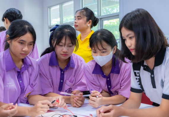 ภาพกิจกรรม คณะวิทยาศาสตร์และเทคโนโลยี มหาวิทยาลัยราชภัฏกำแพงเพชร ร่วมกับโรงเรียนคลองขลุงราษฎร์รังสรรค์ กำหนดจัดกิจกรรมค่ายบูรณาการวิทยาศาสตร์ คณิตศาสตร์และเทคโนโลยีเพื่อส่งเสริมนักเรียนในโครงการห้องเรียนพิเศษ (E-SMART) 