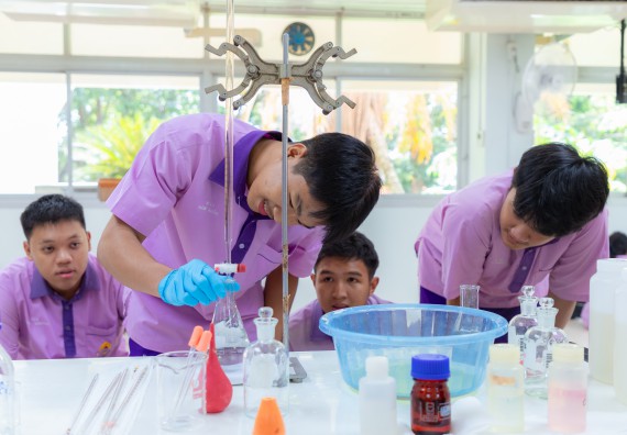 ภาพกิจกรรม คณะวิทยาศาสตร์และเทคโนโลยี มหาวิทยาลัยราชภัฏกำแพงเพชร ร่วมกับโรงเรียนคลองขลุงราษฎร์รังสรรค์ กำหนดจัดกิจกรรมค่ายบูรณาการวิทยาศาสตร์ คณิตศาสตร์และเทคโนโลยีเพื่อส่งเสริมนักเรียนในโครงการห้องเรียนพิเศษ (E-SMART) 