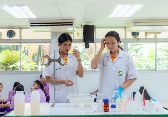 ภาพกิจกรรม คณะวิทยาศาสตร์และเทคโนโลยี มหาวิทยาลัยราชภัฏกำแพงเพชร ร่วมกับโรงเรียนคลองขลุงราษฎร์รังสรรค์ กำหนดจัดกิจกรรมค่ายบูรณาการวิทยาศาสตร์ คณิตศาสตร์และเทคโนโลยีเพื่อส่งเสริมนักเรียนในโครงการห้องเรียนพิเศษ (E-SMART) 